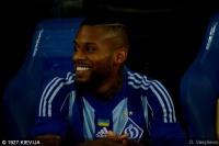 Ленс відпочиває на Ібіці з друзями та радіє успіхам доньки