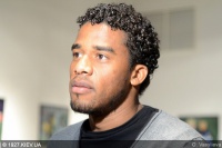 Бетао взяв у руки автомат