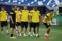 Гравці «Севільї» допомагають Коноплянці вчити іспанську