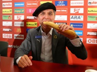 Тренер Драговича з'їв французький багет під час прес-конференції