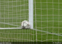 Вихід на порожні ворота від центра поля перетворили на безлад в стилі комп'ютерних ігор – відео курйозу з матчу лідерів