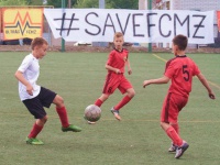 Юні футболісти «Металурга» пролазять на тренування під парканом