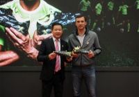 Андрій Шевченко рекламує китайські бутси