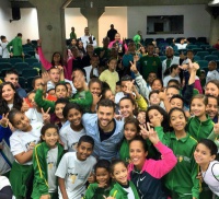 Жуніор Мораєс допомагає дітям