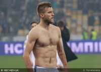 Як Ярмоленко з голим торсом до фанаток підходив