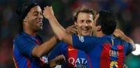 ​Легенди «Барселони» переграли у товариському матчі легенд «Реала», забивши три м'ячі з передач Роналдіньо