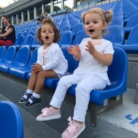 Як доньки динамівців випробували газон на стадіоні «Динамо»