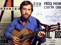 «М'яч затаївся в стриженій  траві». Висоцький - про футбол і київське «Динамо»