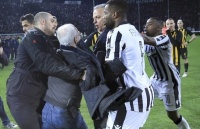 Грецьке дербі було зірване, президент ПАОКа вибіг на поле з пістолетом