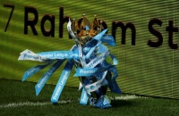 Зінченко ліктем зніс трофей чемпіонів Англії під час нагородження на «Етіхад»