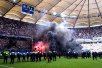 ​Фанати «Гамбурга» закидали поле фаєрами після вильоту команди з Бундесліги