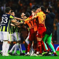 Стамбульське дербі завершилося масовою бійкою