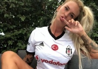 Ефектна вболівальниця «Бешикташа», яка не соромиться демонструвати пишні форми