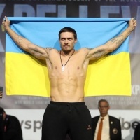 Усик явился на церемонию взвешивания в шарфе обидчика «Шахтера»