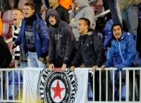 Фанаты «Партизана» обиделись на судью и обстреляли его снежками