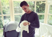 Ще один привід вже полюбити Соля - його дивний кіт