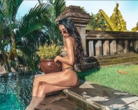 Як дружина екс-динамівця Кравця тусить на Балі, поки чоловік «вбиває» «Фенербахче»