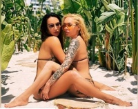 Дружини колишніх гравців «Динамо» спокусливо танцюють і цілуються в Туреччині. ВІДЕО