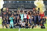 Мбаппе вытолкнул Неймара из кадра во время командного фото с Суперкубком Франции