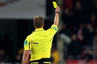 Самые запоминающиеся стычки и конфликты между футболистами и арбитрам