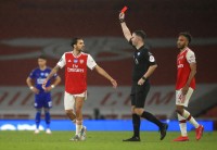 В АПЛ будут удалять футболистов, умышленно кашляющих на соперников и судей