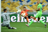 «Шахтар» розгромив «Вольфсбург» і вийшов у чвертьфінал Ліги Європи у матчі з вилученнями і дублем Мораєса