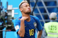 Фанаты сбили Неймара с ног в порыве к фото – бразилец после инцидента начал прихрамывать 