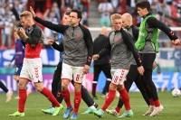 Эриксен говорил по телефону с игроками Дании перед возобновлением матча