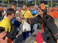 «Чтобы пьяные русские не докопались». Полиция на территории фан-зоны в Санкт-Петербурге попросила болельщика убрать флаг Украины