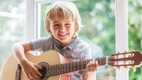 Найкращі дитячі гітари для занять: огляд моделей