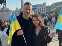 Ярмоленко із дружиною вийшов у Лондоні на мітинг на підтримку України