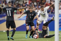 Хорватія вперше в історії перемогла Францію , Данія здолала Австрію та очолила групу 