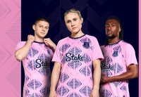 Миколенко презентував нову виїзну форму «Евертона» – рожевий комплект віддає данину культовій вежі «Ліверпуля»