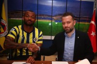 «Фенербахче» між матчами з «Динамо» офіційно підписав форварда збірної Італії