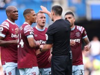 АПЛ проведе розслідування бездарного використання VAR англійськими арбітрами – 4 скандали за один день 