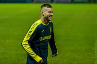 Ярмоленко у збірній - окрема рубрика. Розриває у текбол, заставляє відтискатися, багато жартує та демонструє техніку