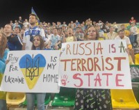 Під час матчу АЕК - «Динамо» стюард відібрав в українських вболівальників антиросійський плакат