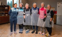 Жіноча команда «Маріуполя» ліпить пельмені, щоб забезпечити клуб