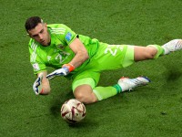 ​Воротар збірної Аргентини Мартінес святкував перемогу на ЧС із лялькою з обличчям Мбаппе