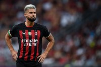 Жиру все ще не продовжив контракт із «Міланом», який у січні не відпустив його до «Евертона»