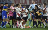 В Аргентині матч грандів закінчився масовою бійкою та 7 вилученнями: емоційне відео