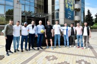 Футболісти та тренерський штаб збірної України U-21 передали машину на потреби ЗСУ