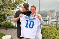 Мілевський підписав м'яч та футболку для благодійного аукціону