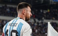 Лео пихато відповів: ексгравець «Барселони» плюнув Мессі у спину на грі збірної Аргентини – відео 