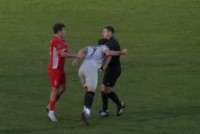 Скандал у чемпіонаті України: гравець отримав червону картку і головою вдарив арбітра в груди