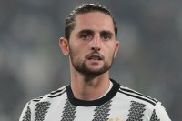 Три топ-клуби АПЛ націлилися на хавбека «Ювентуса»