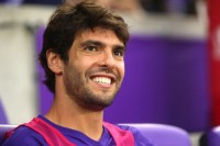 Кака став жертвою звірячого підкату від навіженого блогера – відео грубощів у благодійному матчі