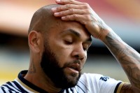 По заслугах. Статую Дані Алвеса в рідному місті облили фарбою