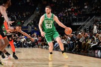 НБА. Михайлюк допоміг «Бостону» обіграти «Детройт», «Лейкерс» переграли «Філу»