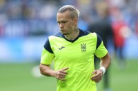 Мудрик відповів уболівальнику на прохання пояснити квіти дівчині з росії фразою Януковича